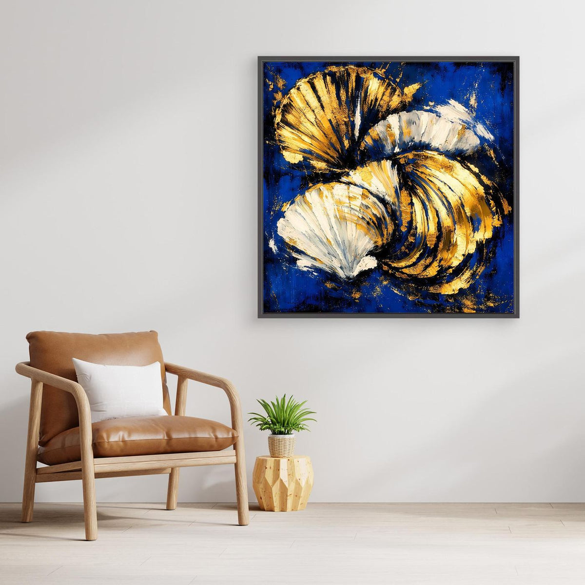 Abstraktes Muschel-Wandbild in Blau und Gold mit weißen Schalen, schwarz gerahmt