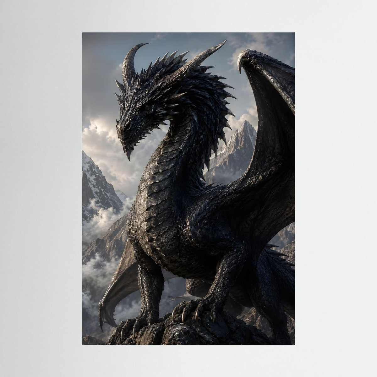Unrahmtes Hochformatposter: schwarzer Drache mit erhobenem Kopf vor Bergen und Wolken