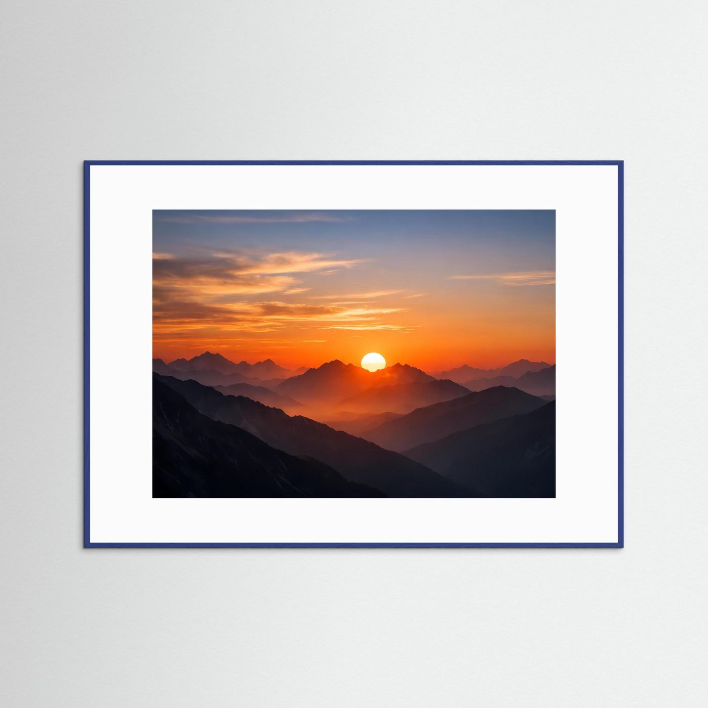 Poster im Querformat: Sonnenuntergang über Bergketten, gerahmt in Blau