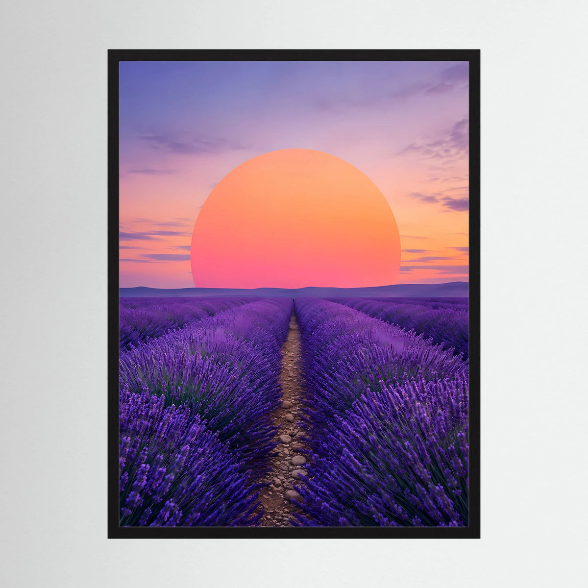 Poster im Hochformat mit Lavendelfeld, großer Sonne und violettem Sonnenuntergang, schwarzer Rahmen