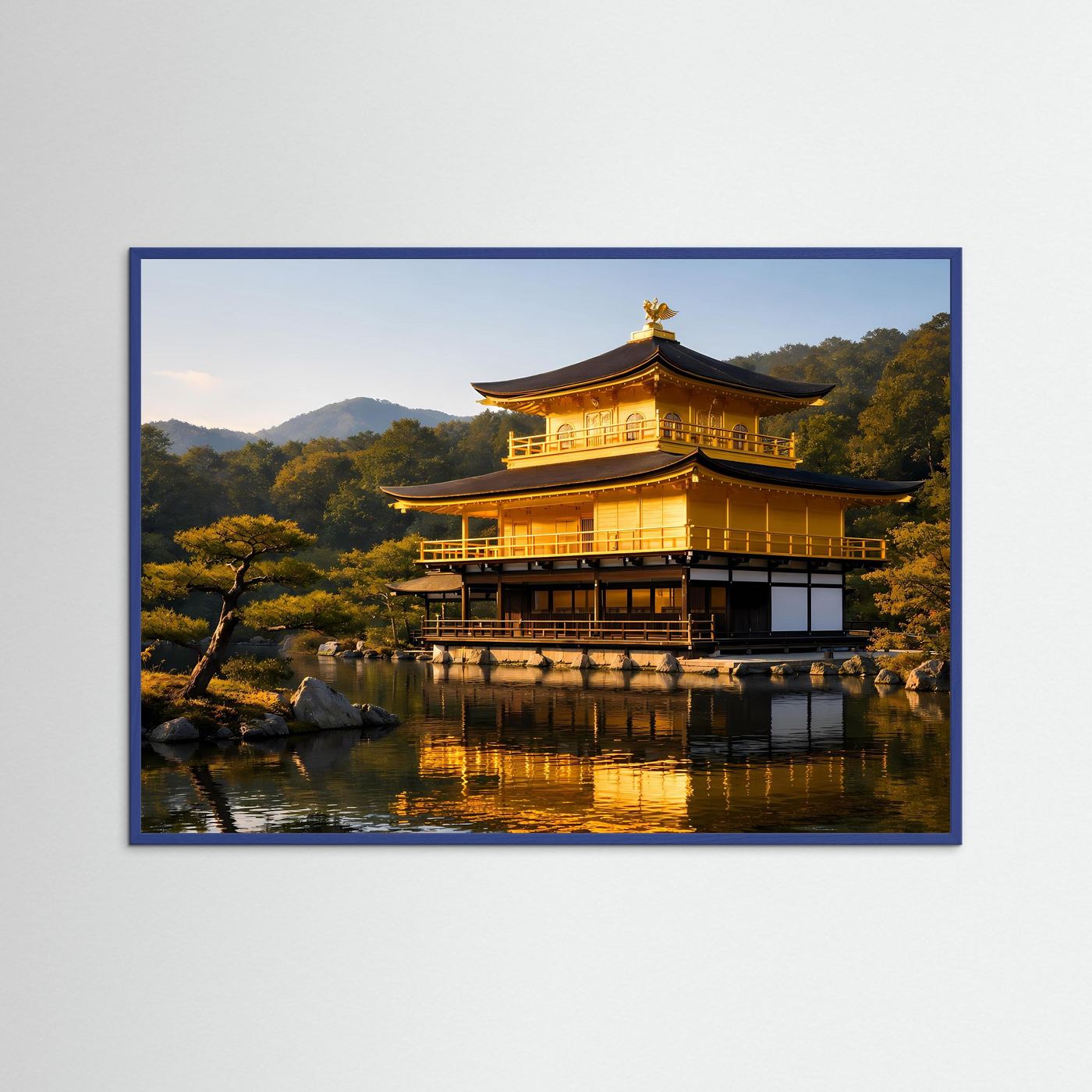 Poster mit goldener Tempelpavillon-Szene am Wasser, mit blauer Einfassung und Bergkulisse