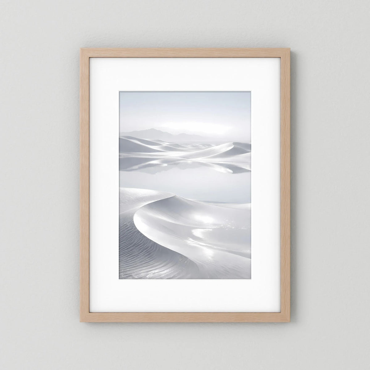 Wandbild mit hellem Holzrahmen, minimalistische Wüstenlandschaft in Weißtönen