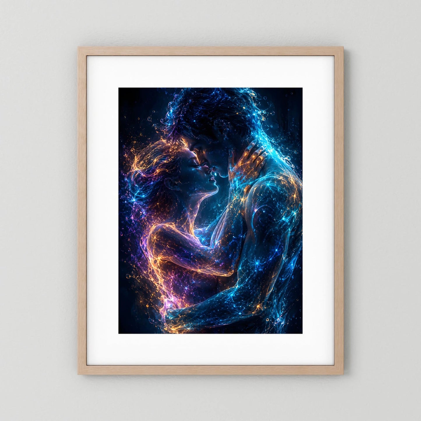 Kunstposter im Hochformat mit leuchtendem Paar in Blau, Violett und Gold, heller Holzrahmen mit weißem Rand
