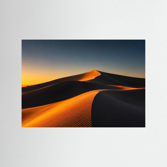 Poster mit Wüstendünen bei Sonnenuntergang, schwarze und orangefarbene Sandwellen