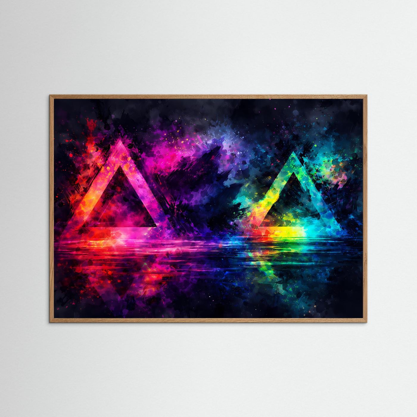 Abstraktes Kunstposter mit leuchtenden Neon-Dreiecken, Querformat, naturfarbener Holzrahmen