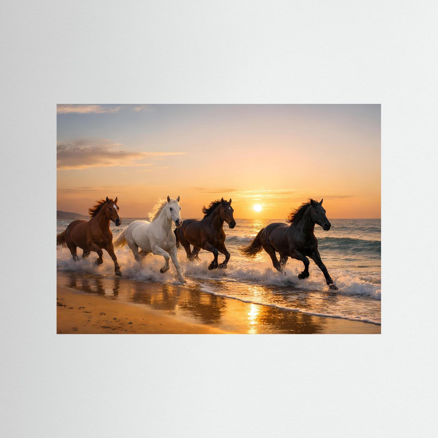 Querformat-Poster mit vier Wildpferden am Strand bei Sonnenuntergang