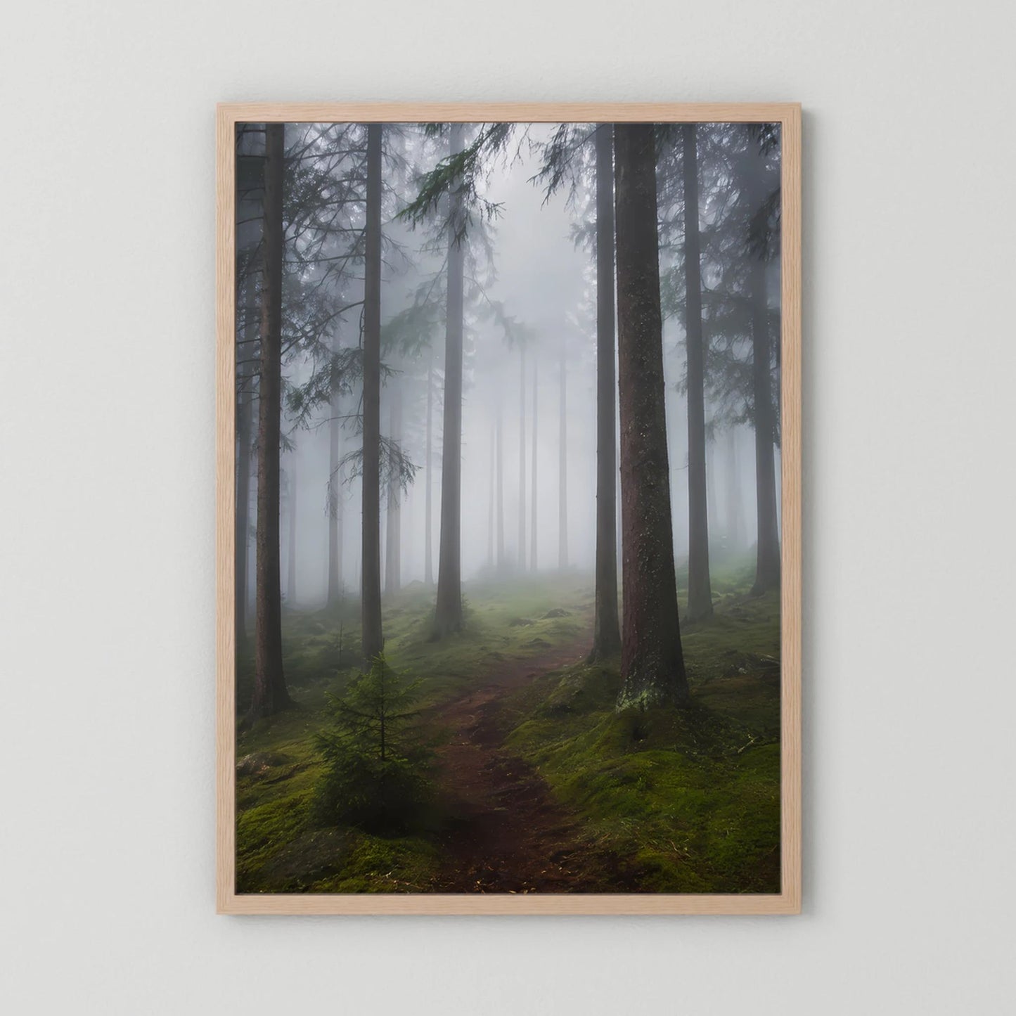 Gerahmtes Hochformat-Poster Nebelwald mit Pfad, heller Holzrahmen
