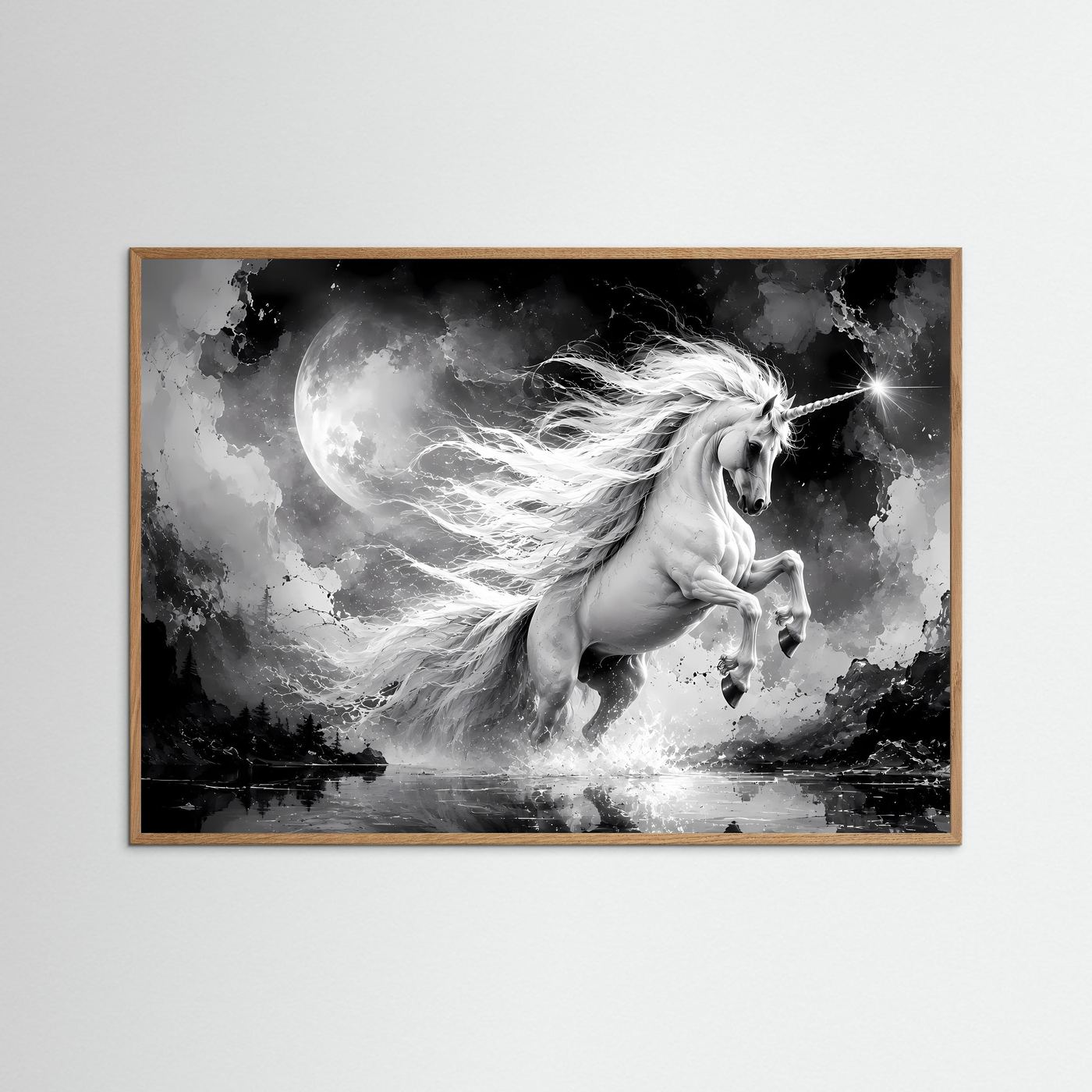 Wandkunst Einhorn im Mondlicht mit hellem Eichenrahmen, schwarzweiße Fantasy-Darstellung
