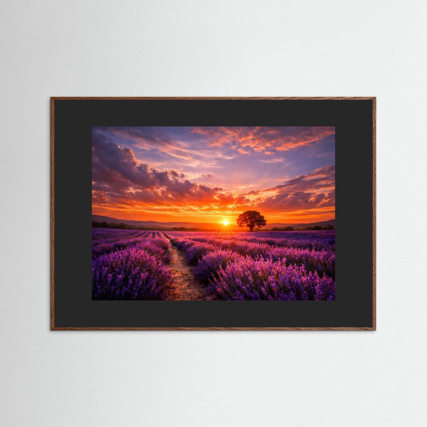Poster mit braunem Holzrahmen und Lavendelfeld bei Sonnenuntergang.