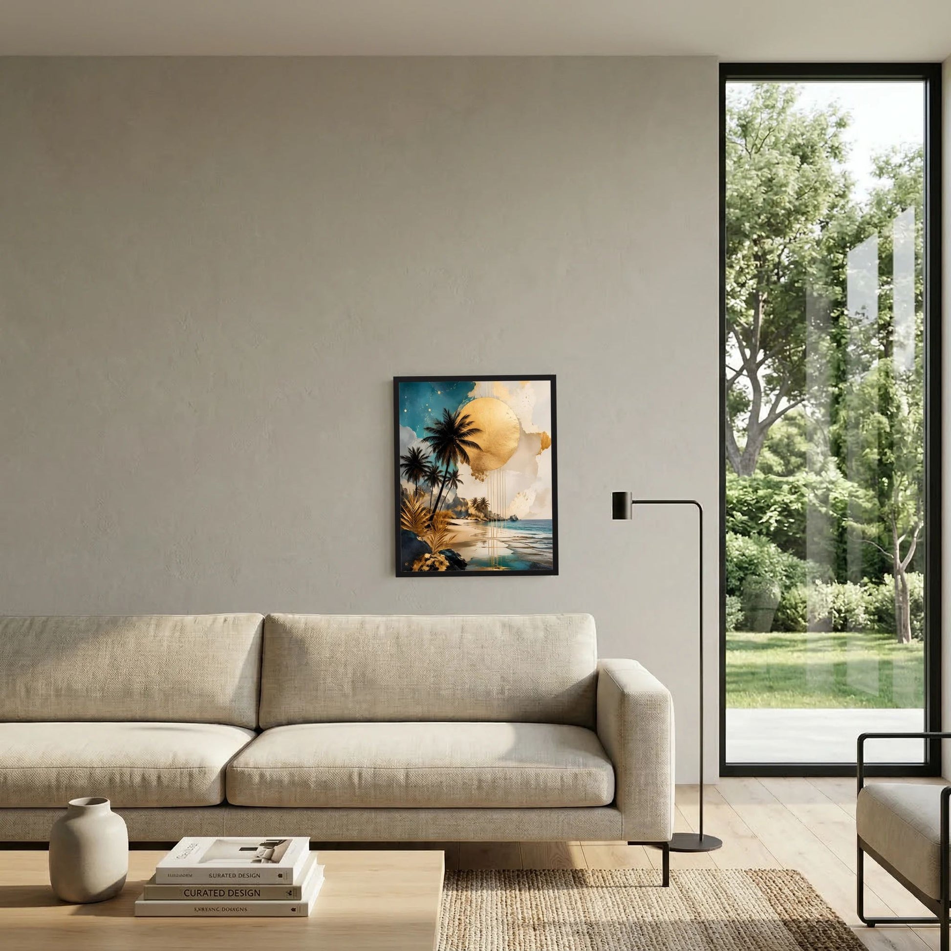 Strand-Poster mit Palmen und goldener Sonne im schwarzen Rahmen an der Wand über Sofa