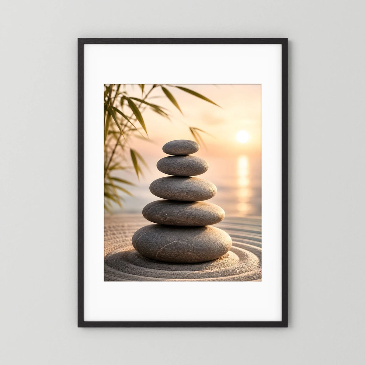 Kunstposter Hochformat: dunkler Stein-Stapel mit Bambus am Sonnenaufgang, schwarz gerahmt