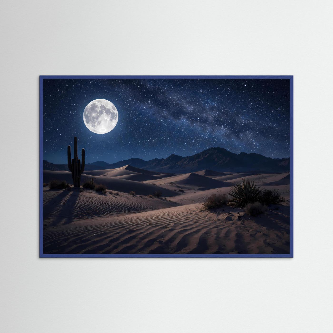 Poster im Querformat: Mond über Wüste mit Sternenhimmel und Dünen, dunkelblauer Rahmen