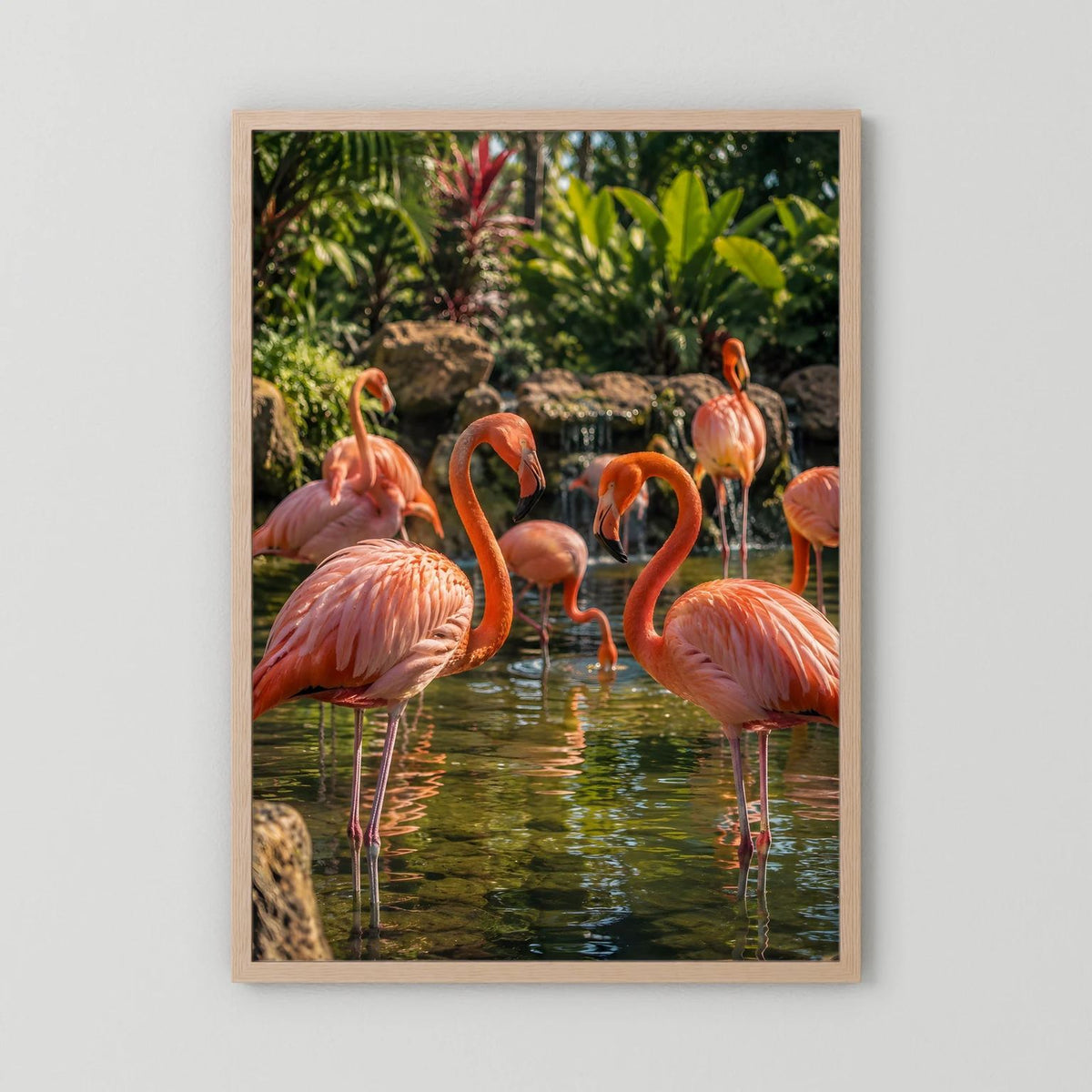 Poster mit rosa Flamingos am Wasser, heller Holzrahmen