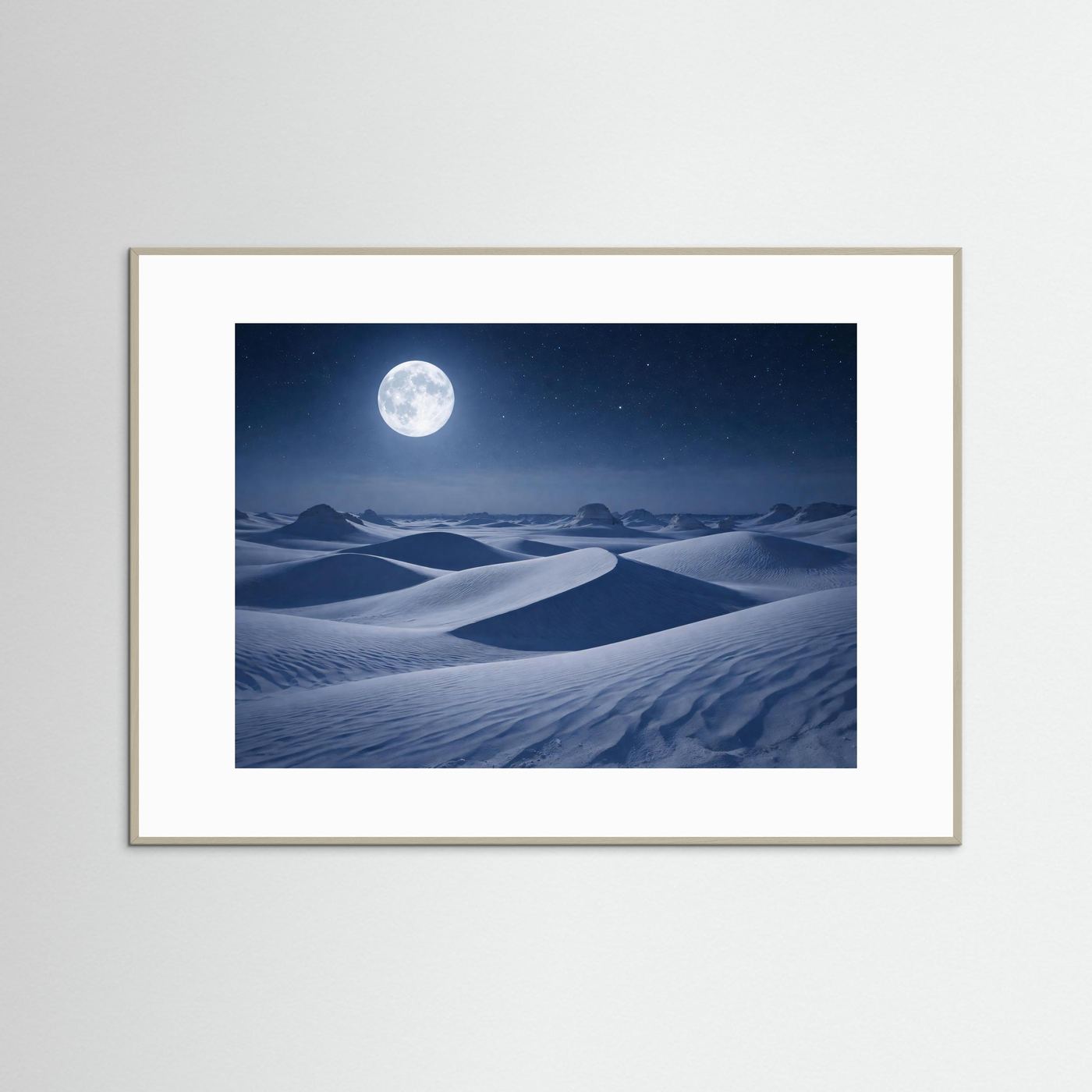 Poster im Querformat, heller Holzrahmen: Dünen unter Vollmond und Sternenhimmel