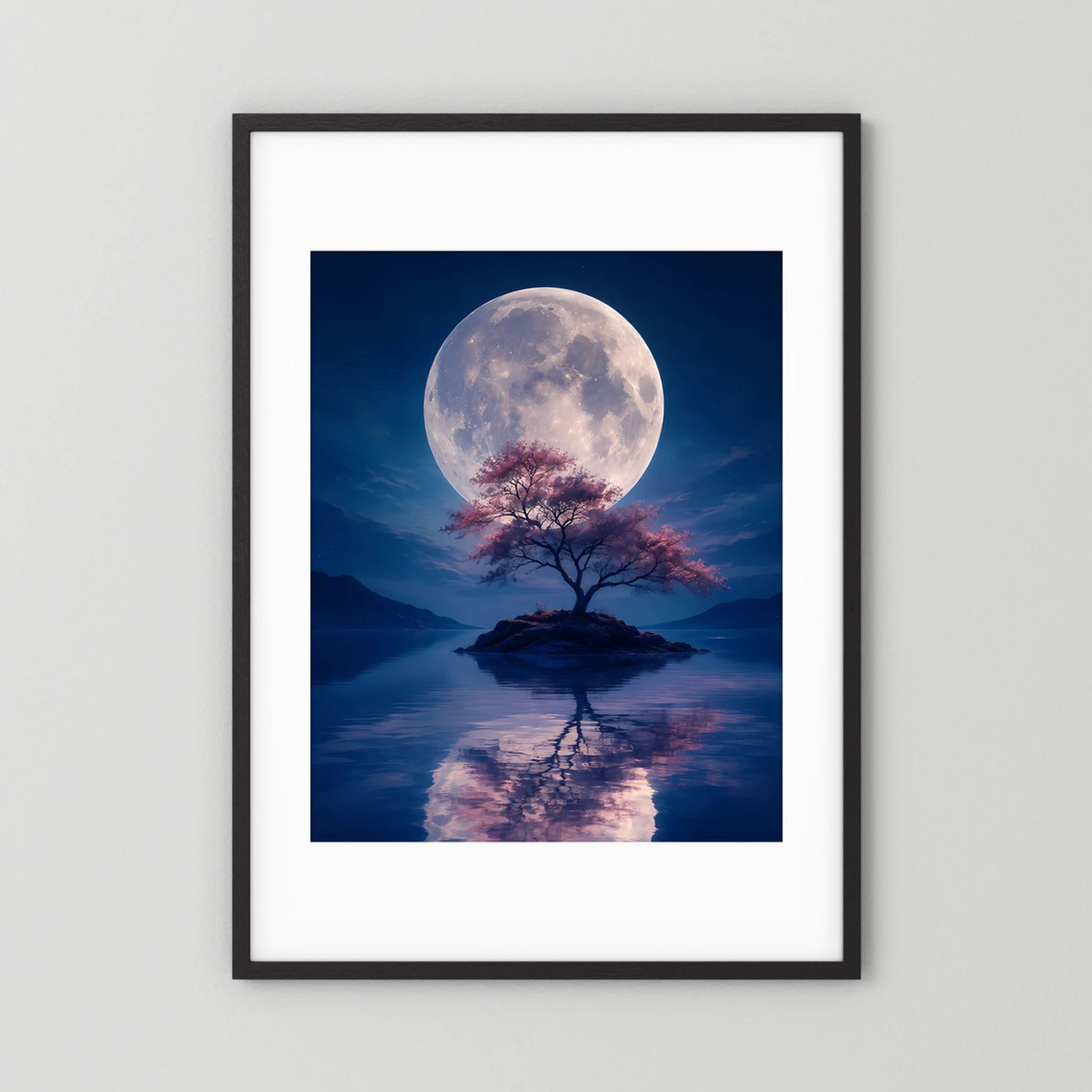 Schwarz gerahmtes Hochformat-Poster mit hellem Passepartout: Vollmond, Baum, Spiegelung