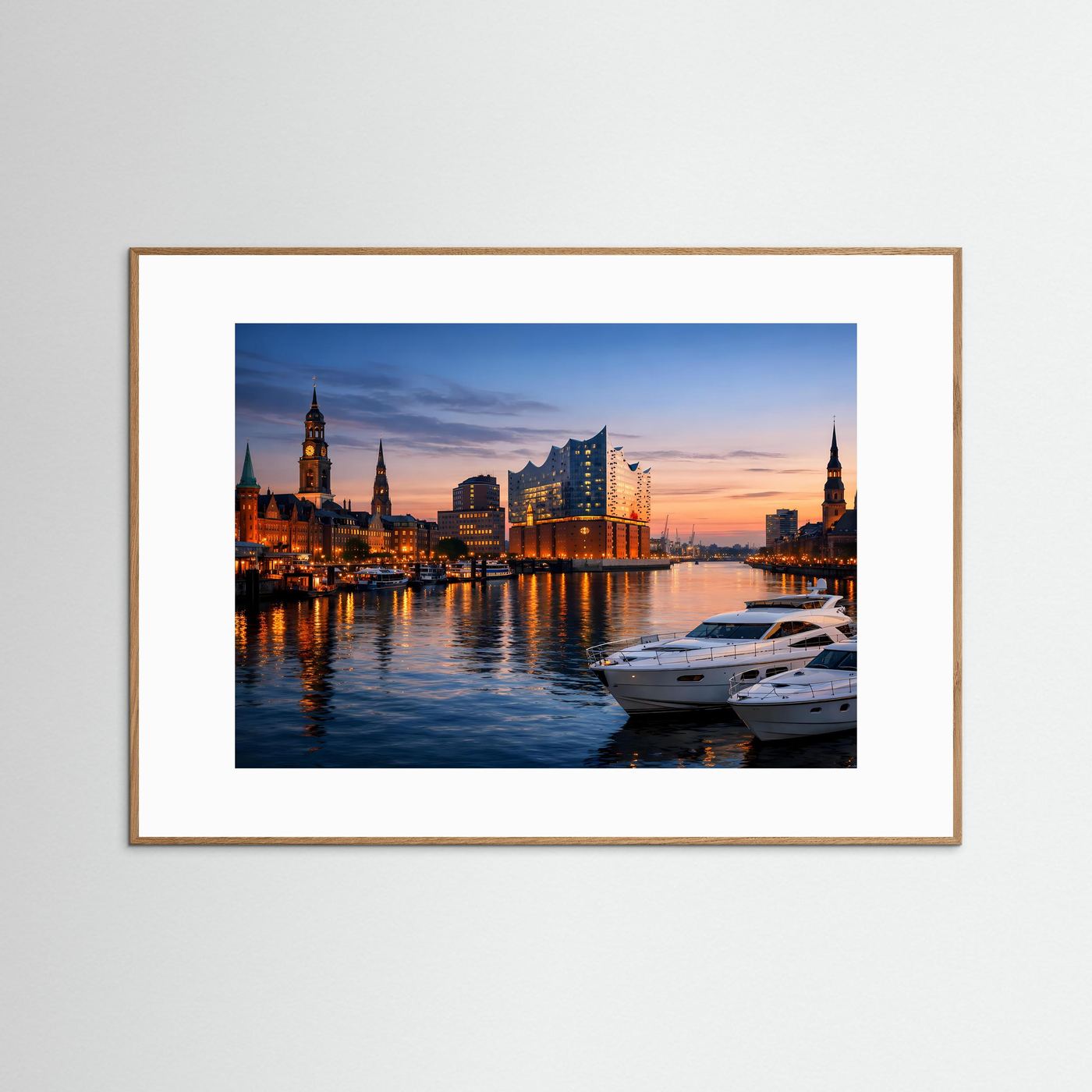 Gerahmtes Architekturposter mit Holzrahmen: Hamburger Skyline, Elbphilharmonie und Hafenboote bei Dämmerung