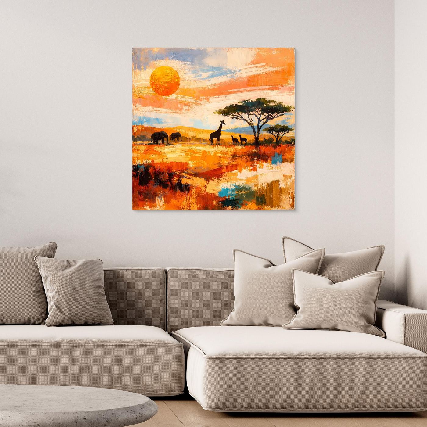Abstraktes Leinwand-Wandbild mit Savannenmotiv: Elefanten, Giraffe, orangefarbener Sonnenuntergang.