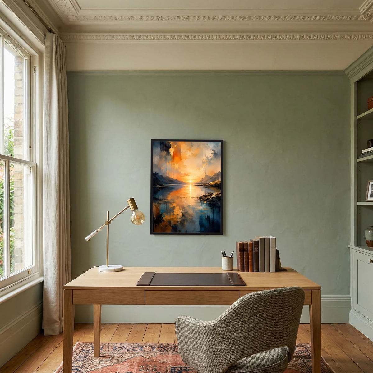 Hochformatiges Poster: abstrakte Berge am See mit orangefarbener Sonne und spiegelndem Wasser, gerahmt