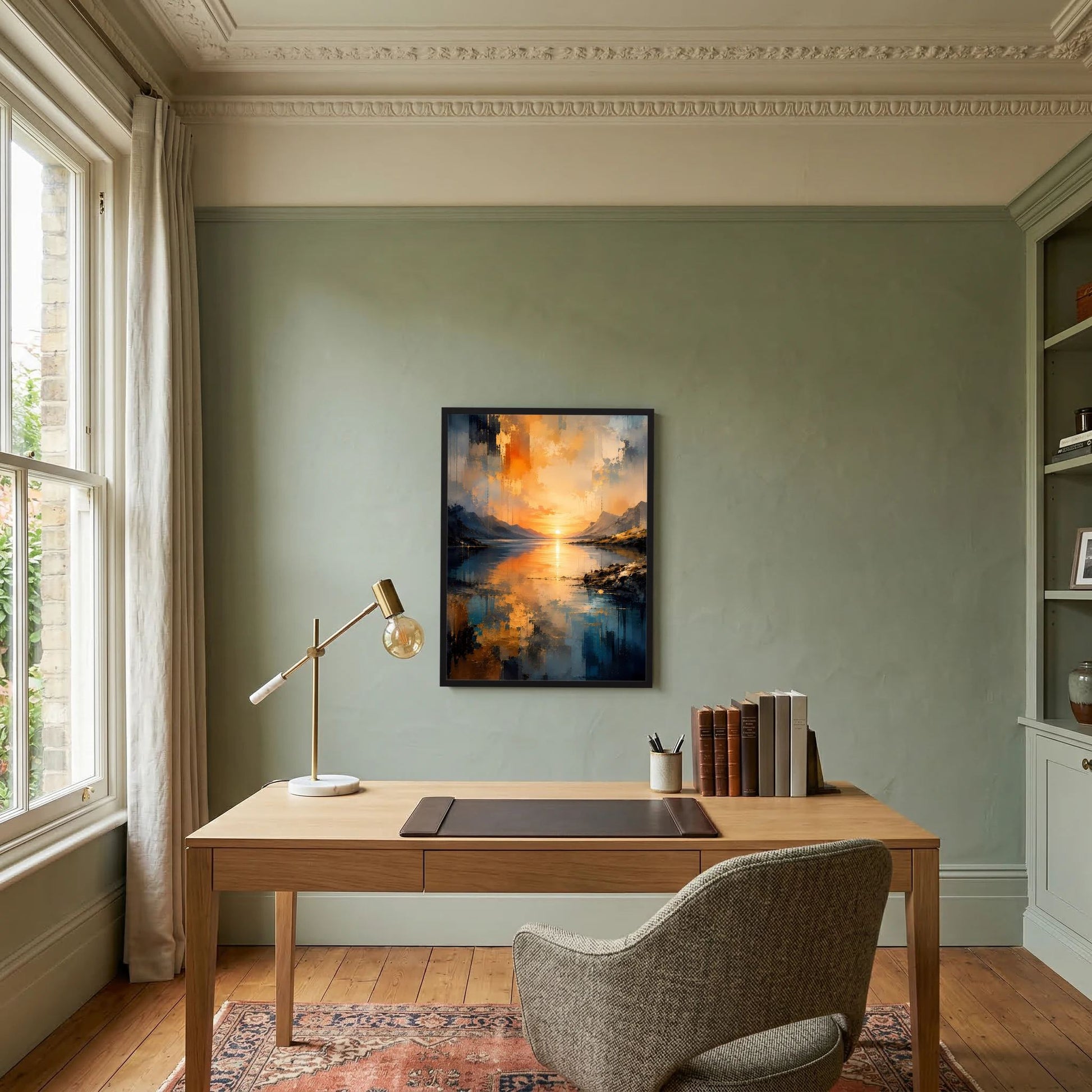 Hochformatiges Poster: abstrakte Berge am See mit orangefarbener Sonne und spiegelndem Wasser, gerahmt