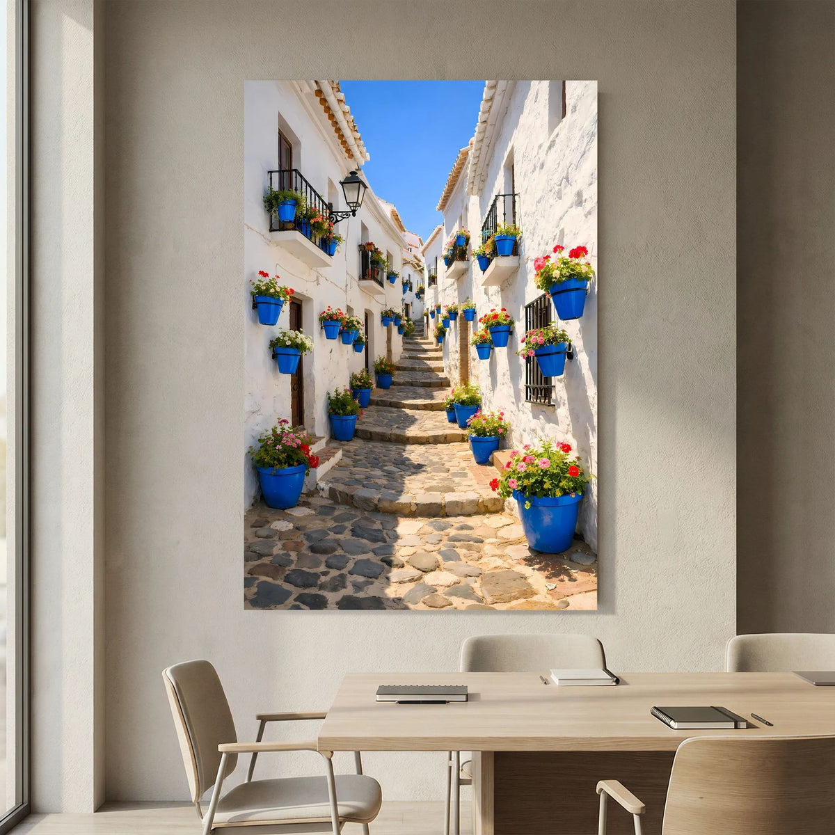 Wandbild im Hochformat mit langer Gasse, blauen Blumenkübeln und roten Blüten