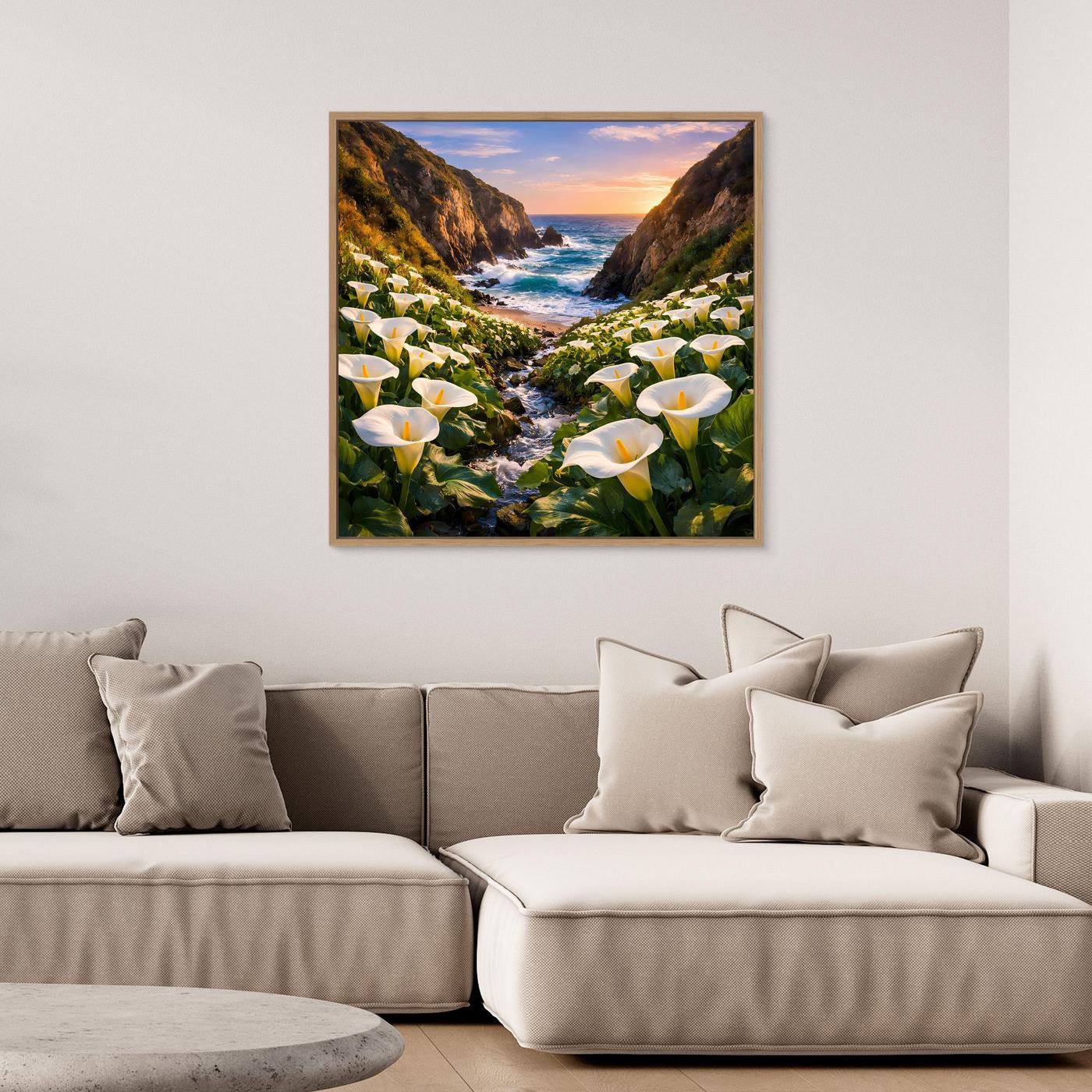 Gerahmtes Leinwandbild: Calla-Blüten an einer Küsten-Schlucht mit Blick auf Meer und Felsbuchten