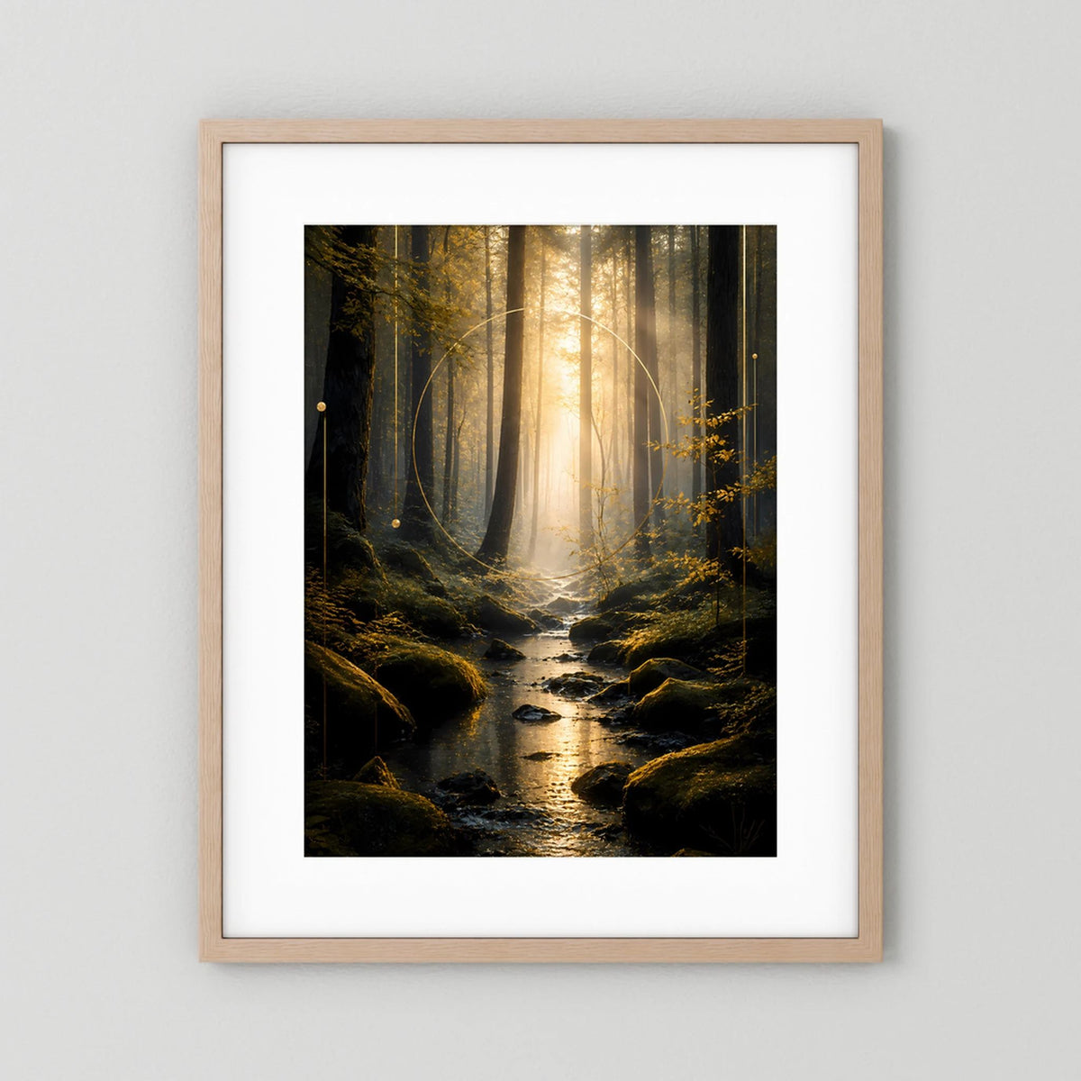 Hochformat-Poster im Holzrahmen mit Waldweg, goldenem Licht und Bachlauf