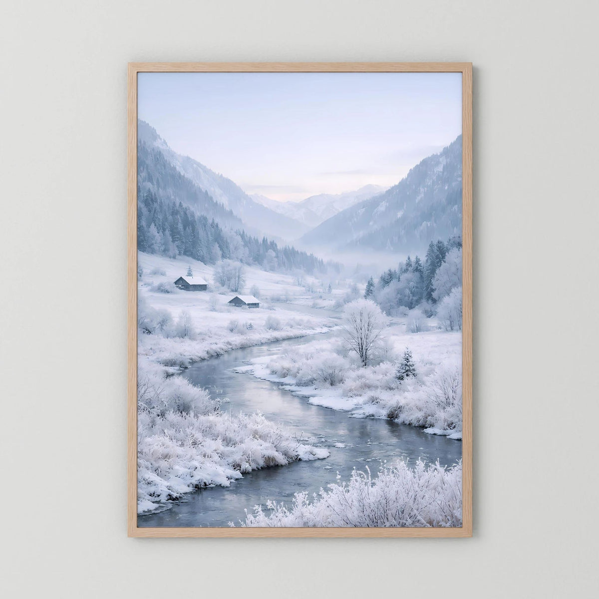 Winterliches Poster mit hellem Holzrahmen und verschneitem Flusstal, Hochformat