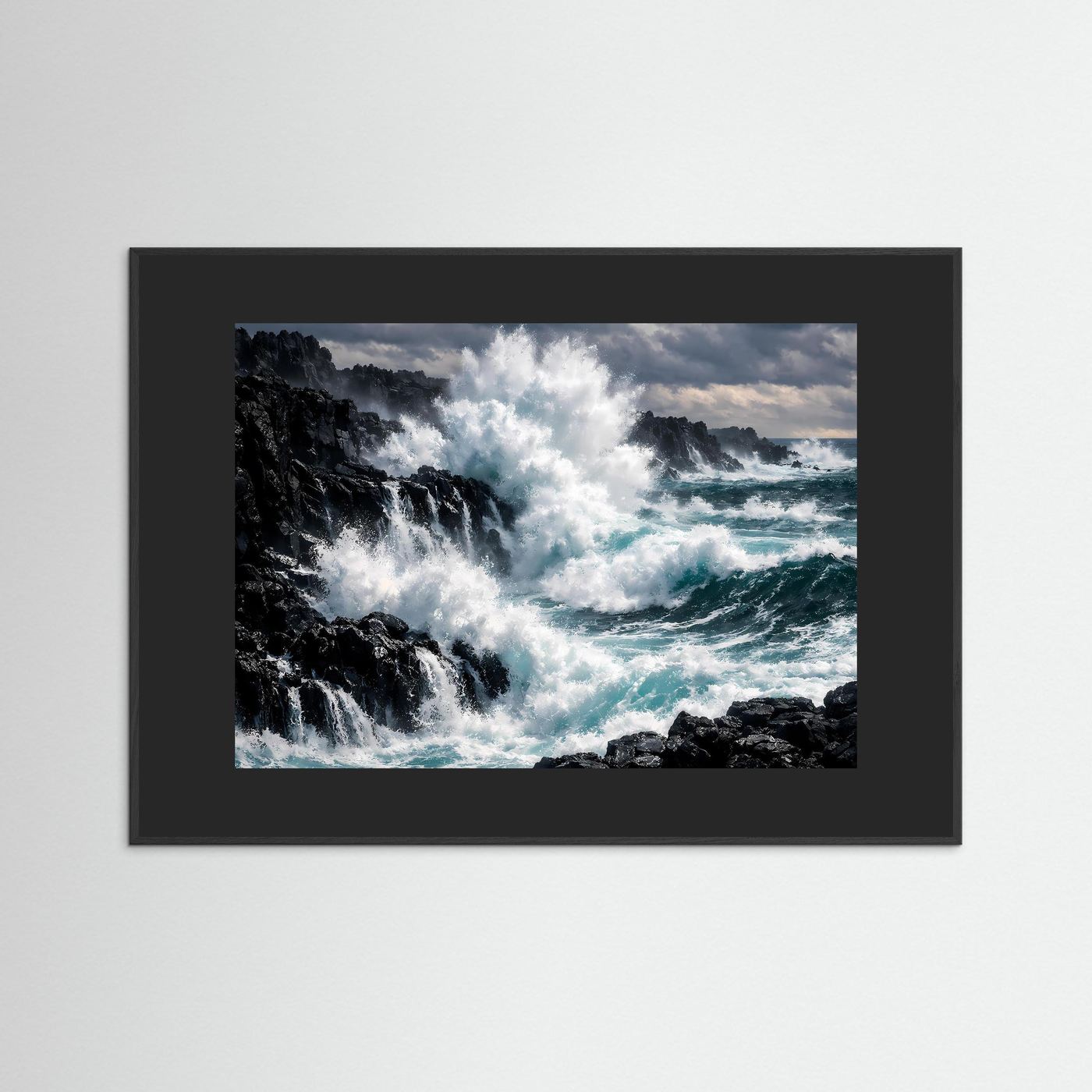 Wandposter mit Foto von Meerwellen an Steinküste, schwarzer Rahmen