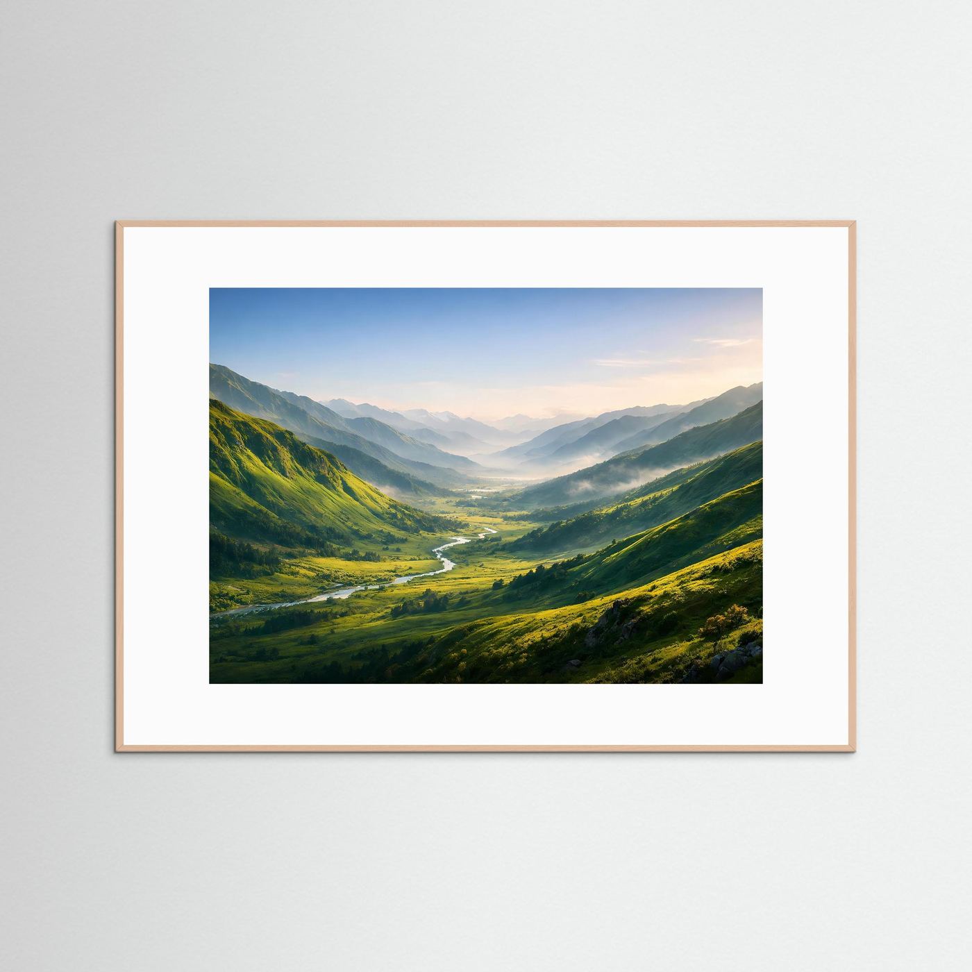 Alpen-Wandbild mit hellem Holzrahmen, weißem Rand und Talblick