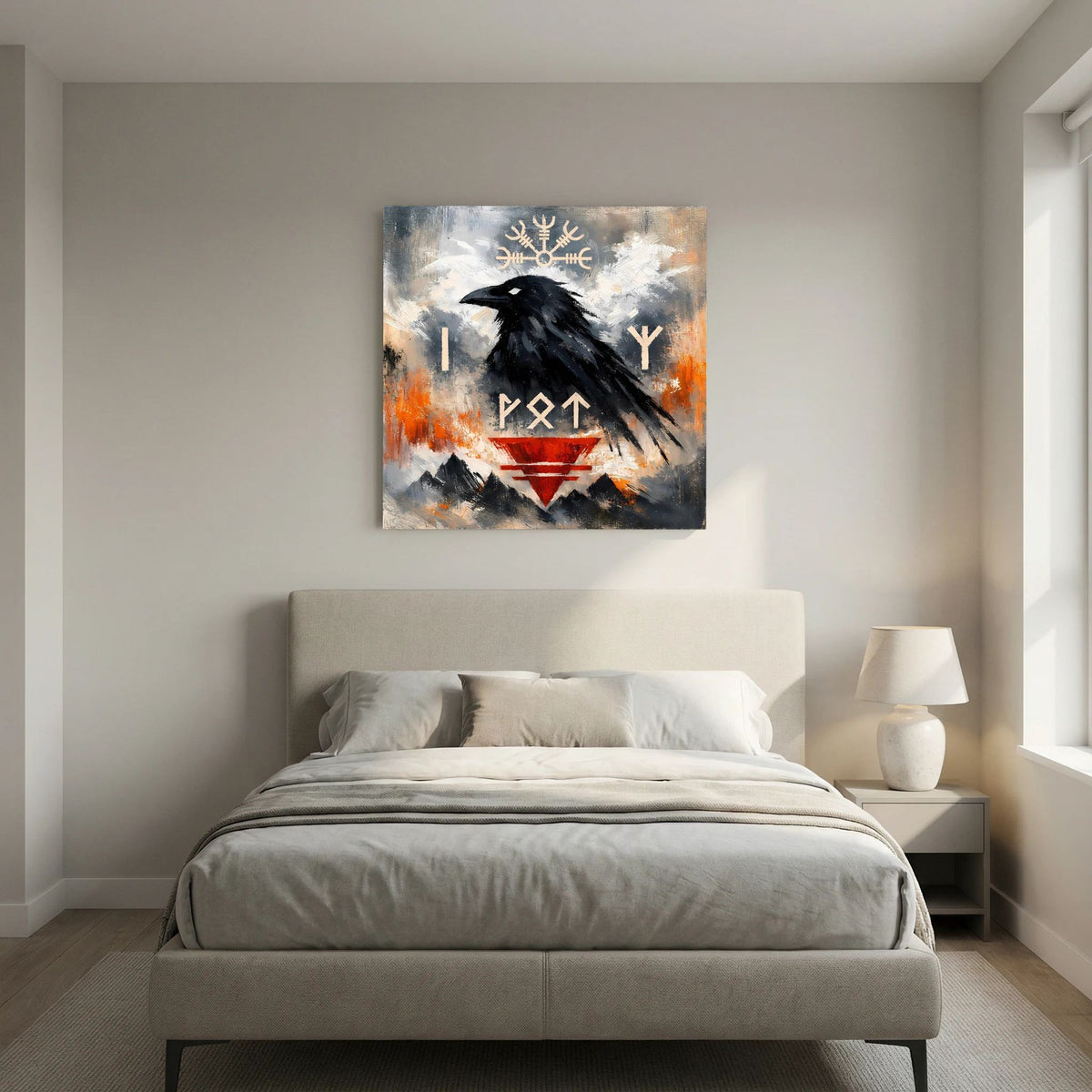 Wandbild mit schwarzem Rabenmotiv und nordischen Zeichen über grauem Hintergrund