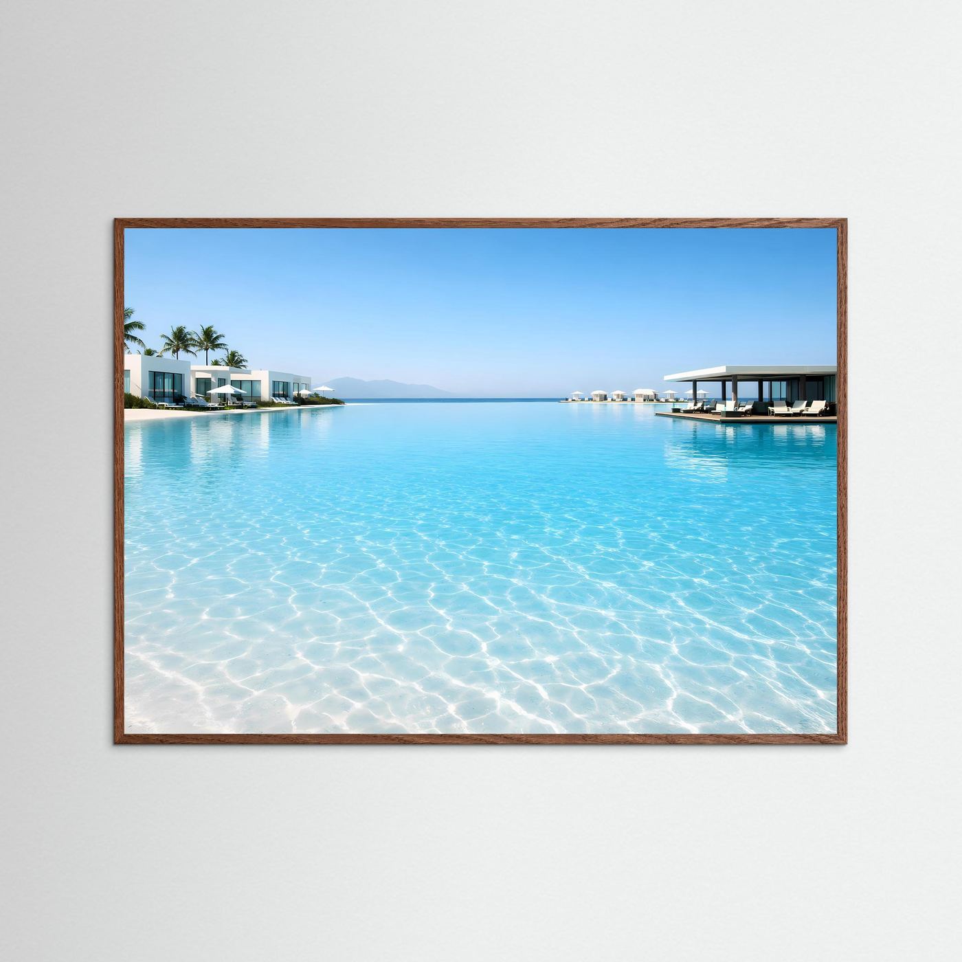 Panorama-Poster mit türkisfarbenem Wasser und Poolsteg, im braunen Holzrahmen