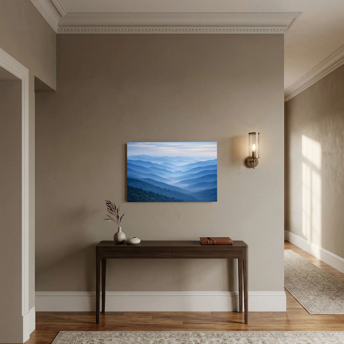 Querformatiges Wandbild mit Berglandschaft im Nebel, blaue Dämmerungsfarben, horizontal