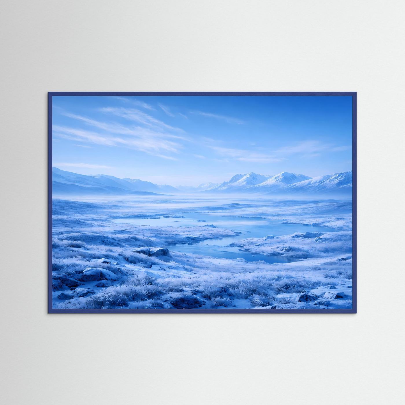 Panorama-Naturposter mit blauem Bergpanorama im Nebel, dunkler Rahmen mit blauer Einfassung.