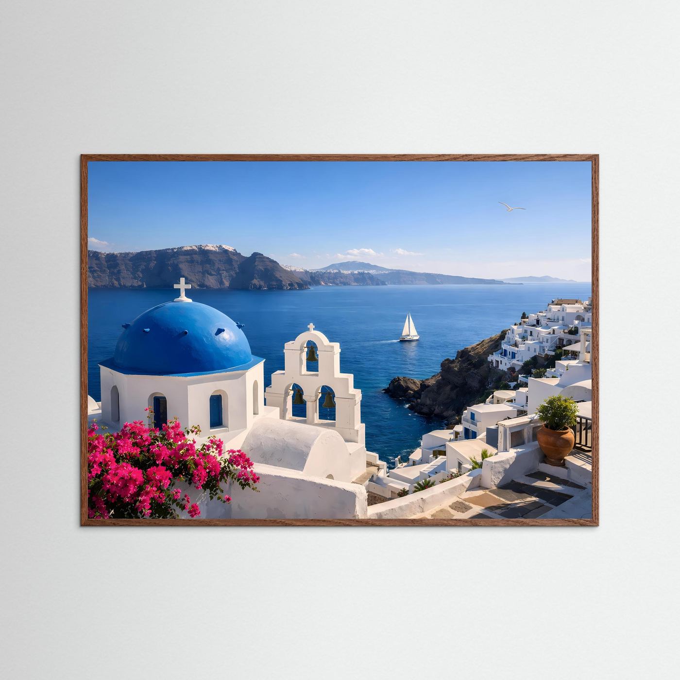 Poster Querformat: blaue Kuppelkirche, Meer und weiße Häuser mit pinken Blüten im braunem Rahmen.