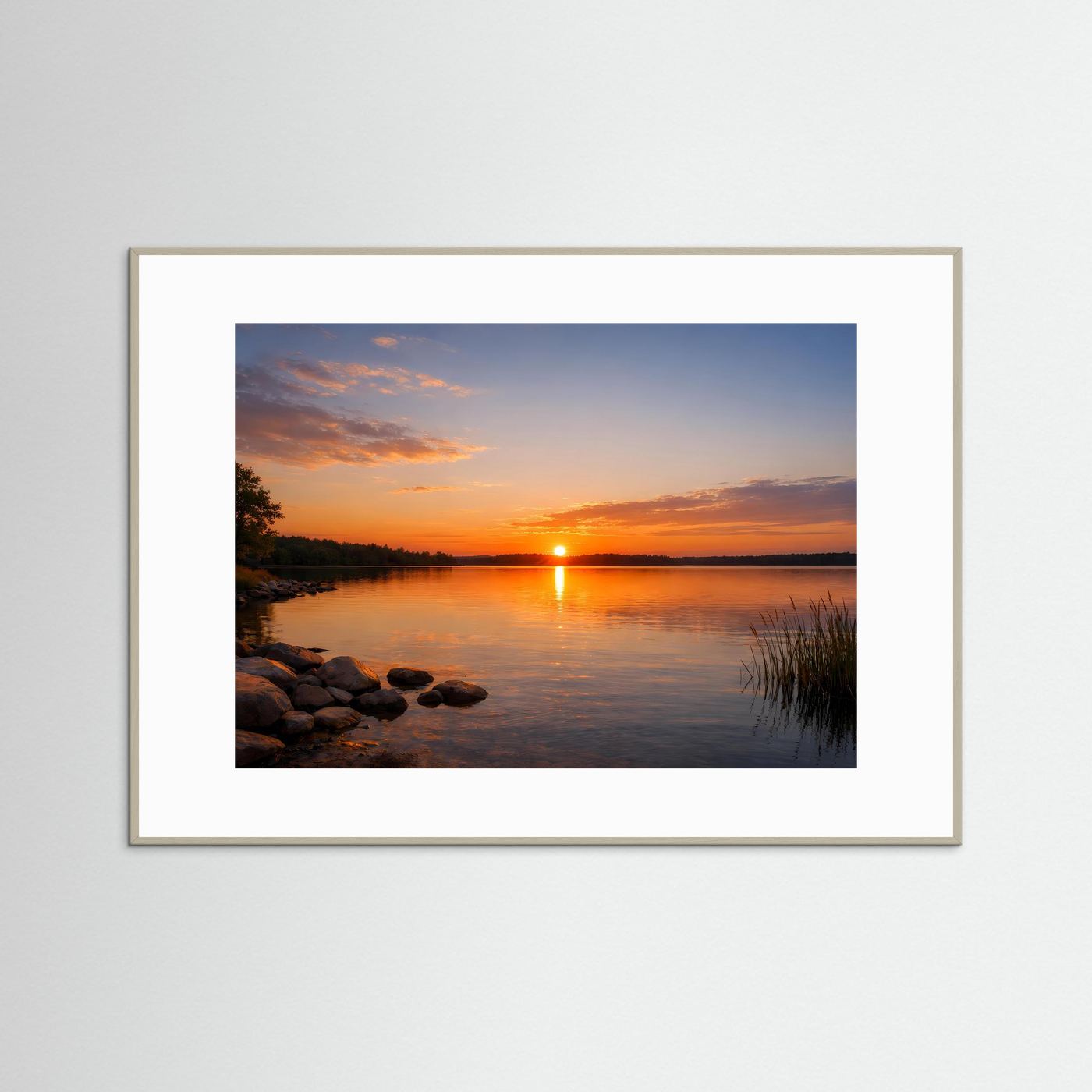 Gerahmtes Panorama-Poster im Querformat mit Sonnenuntergang am See, weißem Rand und Rahmen.