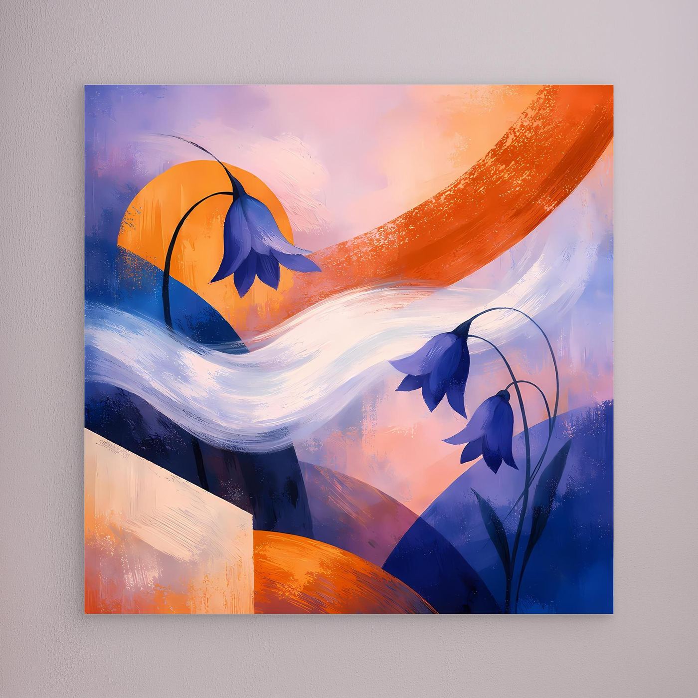 Abstraktes Leinwandbild mit blauen Glockenblumen und orangefarbenen Akzenten ohne sichtbaren Rahmen