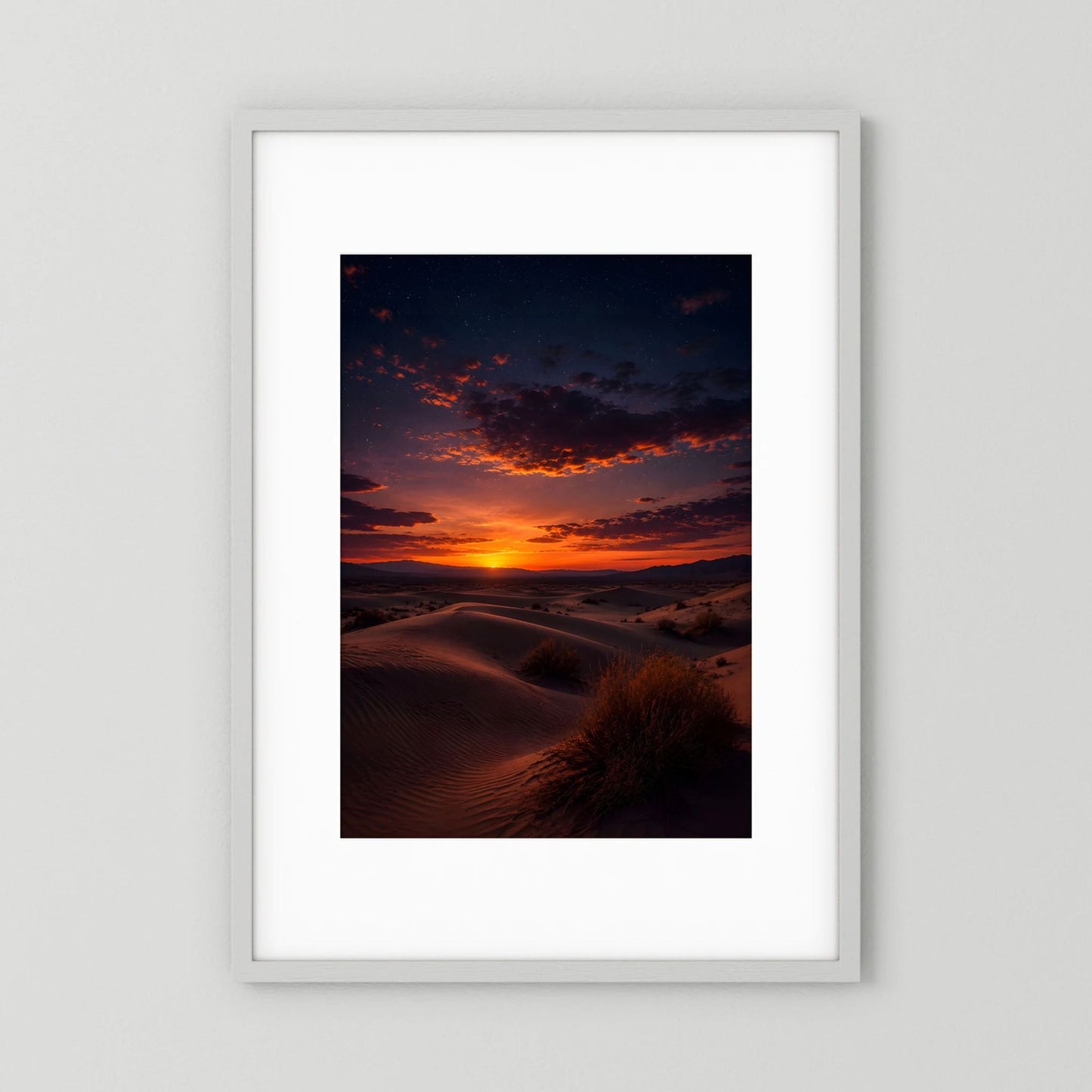 Gerahmtes Hochformat-Poster mit Sanddünen und Sonnenuntergang am Abendhimmel