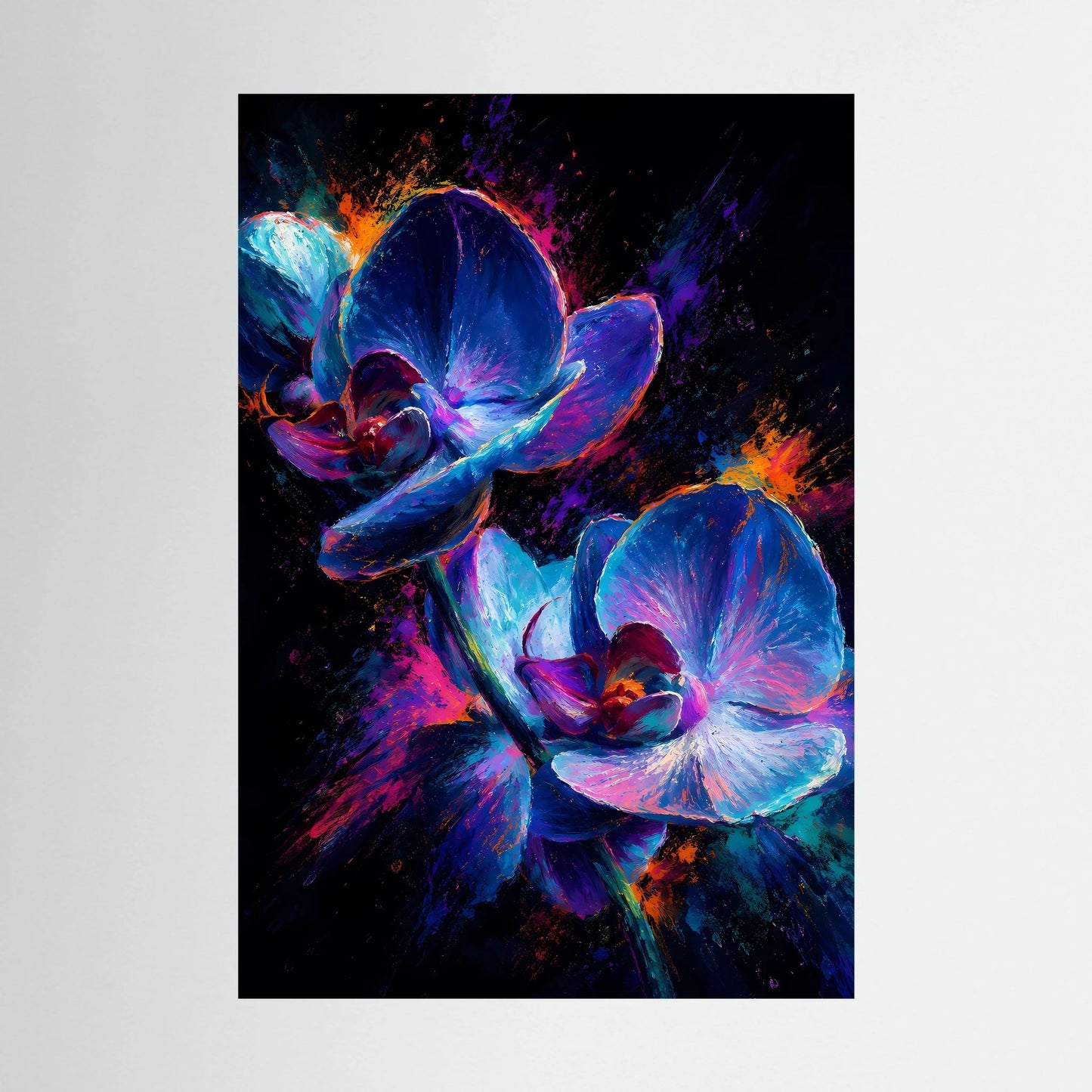 Poster im Hochformat mit abstrakten Orchideenblüten in Blau und Pink auf schwarzem Hintergrund