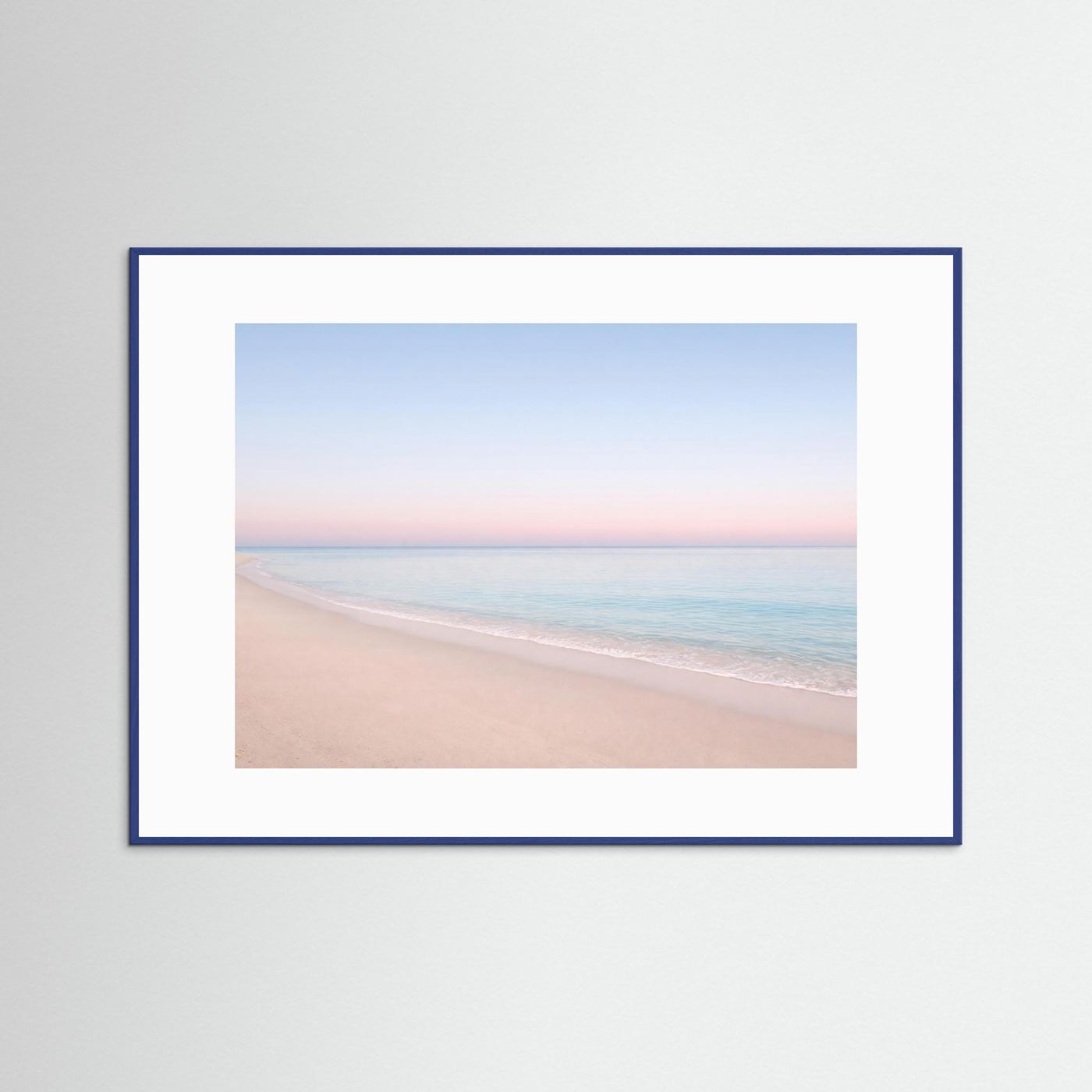 Panoramisches Naturposter mit Strand bei Dämmerung, blauer Holzrahmen