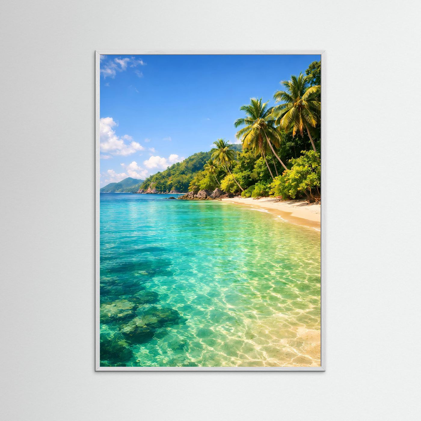 Strandposter mit hellbraunem Rahmen: türkisfarbenes Wasser, Sandstrand und Palmen