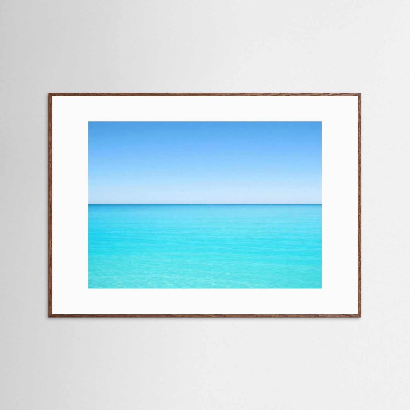 Meerposter im Querformat mit braunem Holzrahmen und weißem Passepartout, türkisblaues Meer