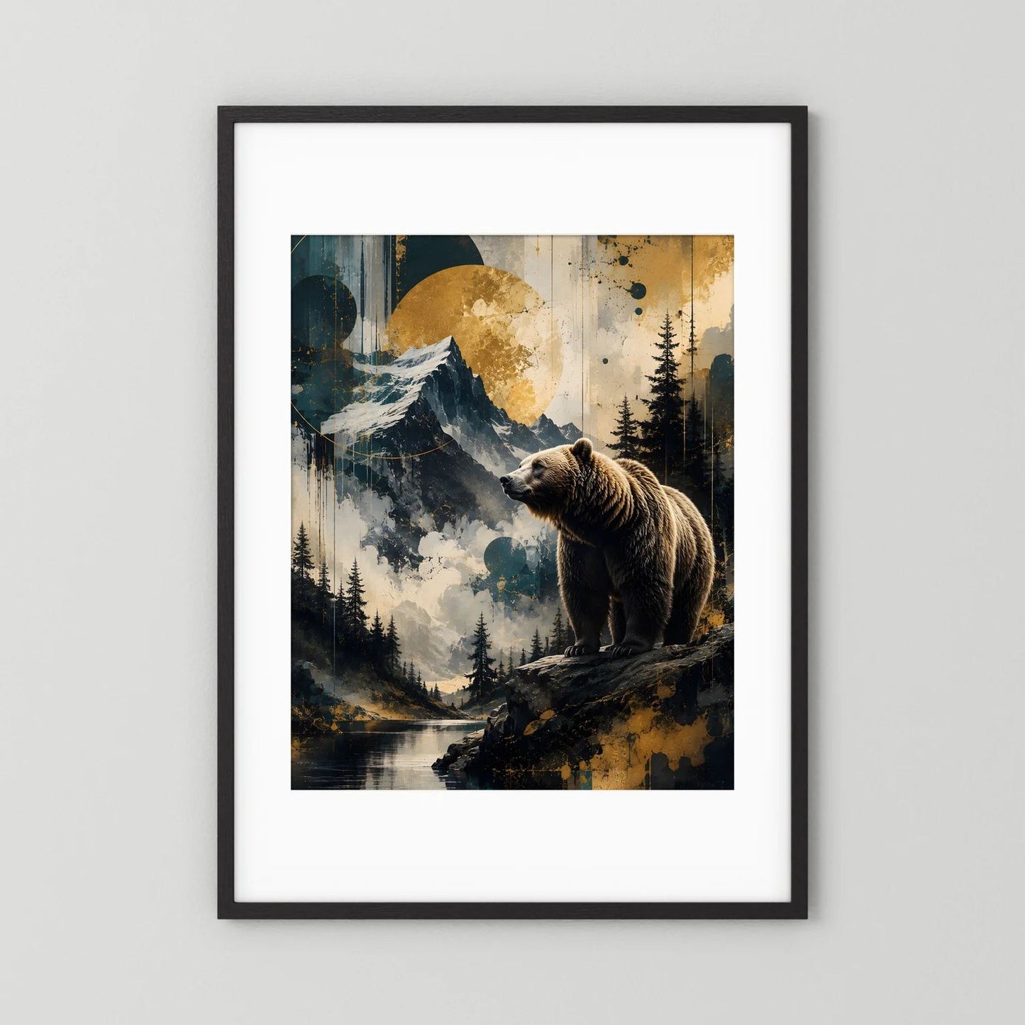Poster: brauner Bär auf Felsvorsprung, Berglandschaft, Hochformat, schwarzer Rahmen mit Passepartout