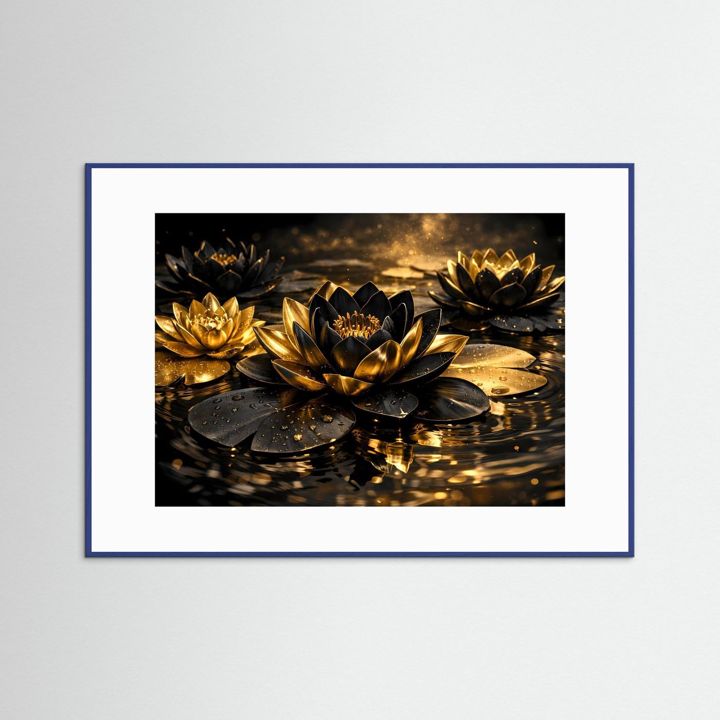 Wandbild mit goldenen Lotusblüten und Wasserreflexion, blau eingefasster Rahmen.