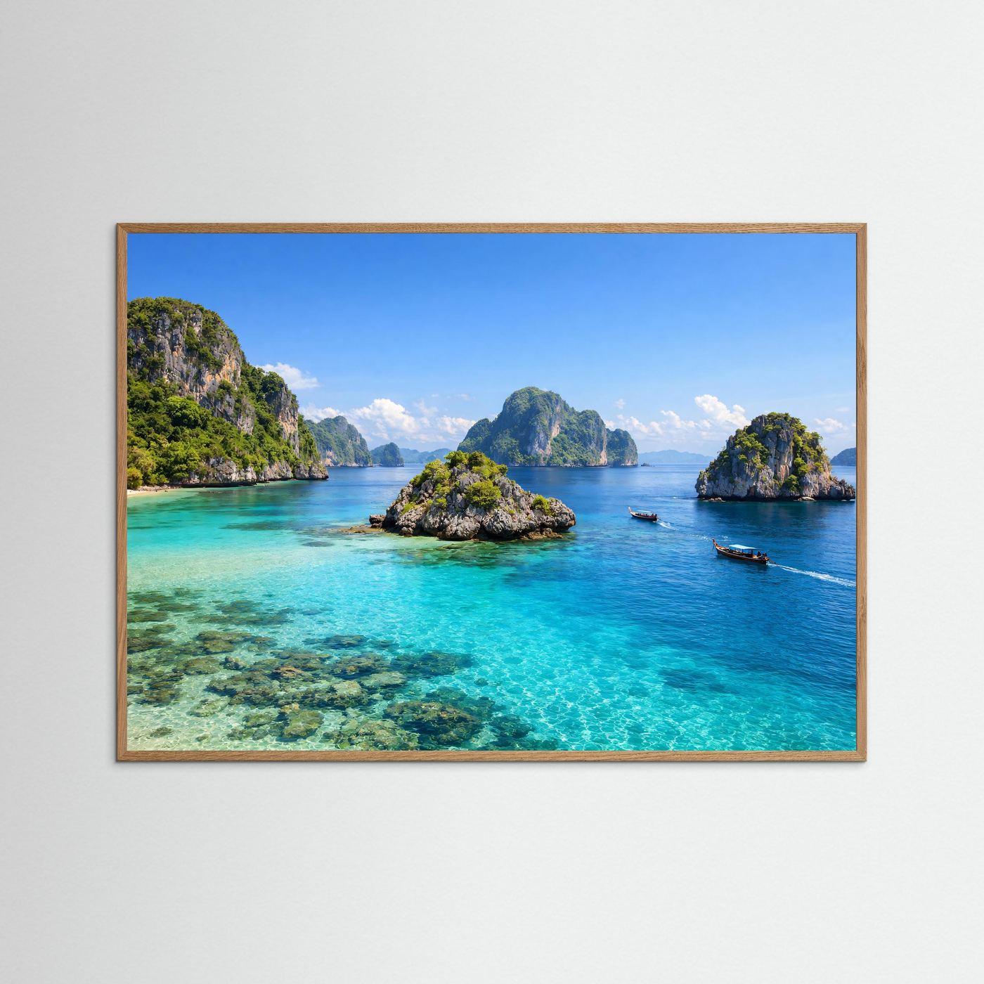 Gerahmtes Poster im Querformat mit Holzrahmen: türkisfarbenes Meer, Felsinsel und Boote