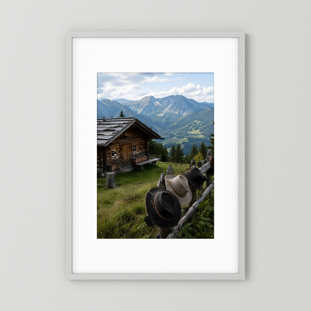 Gerahmtes Hochformat-Landschaftsposter mit Berghütte, Bergpanorama und Hüten, weißer Rahmen
