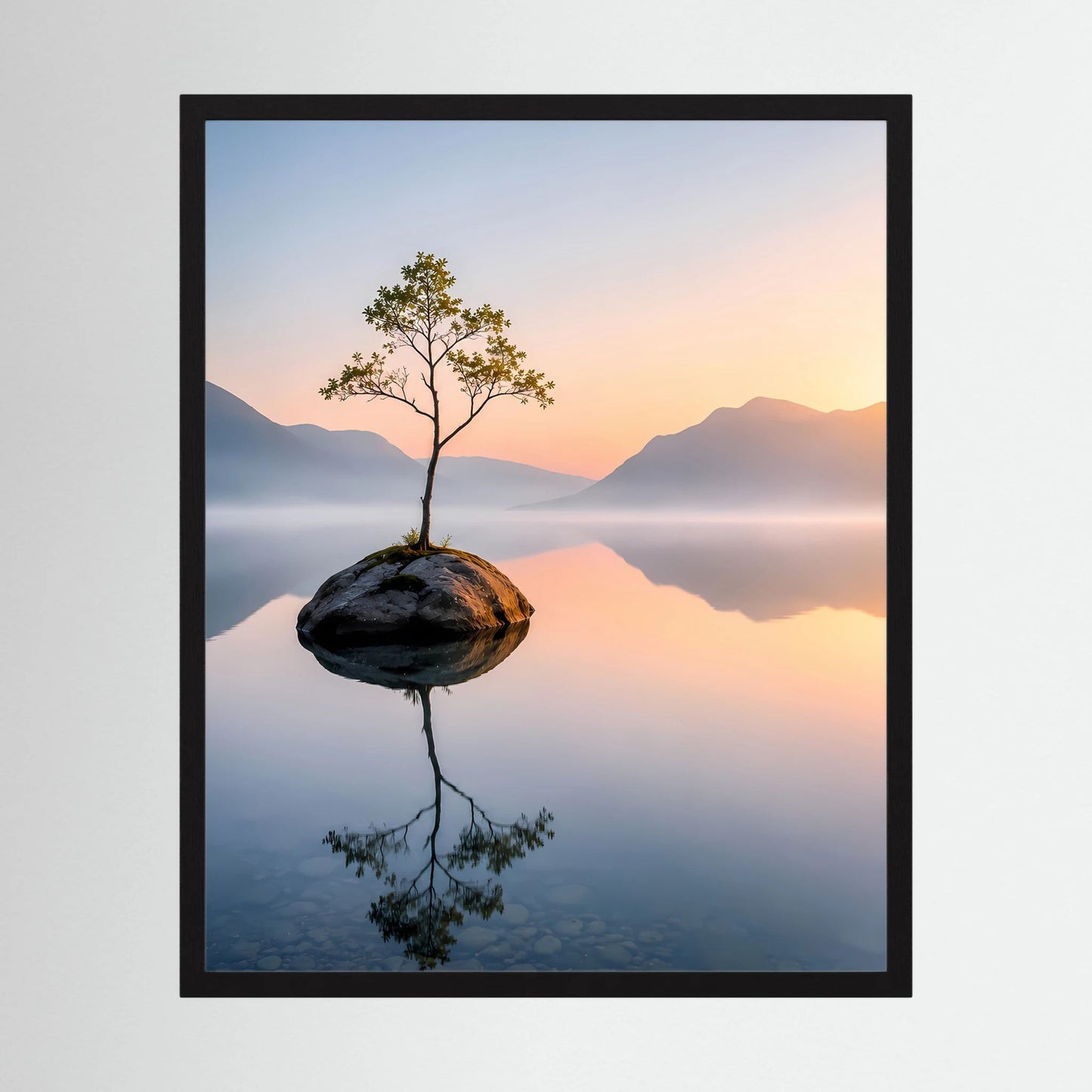 Gerahmtes Kunstposter (schwarzer Rahmen): Baum auf Steininsel im Bergsee, Sonnenaufgang.