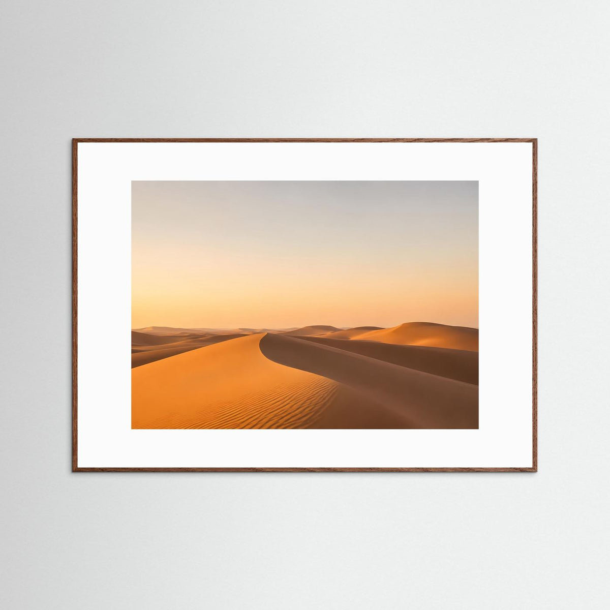 Querformat-Poster mit goldenen Sanddünen, dunklem Holzrahmen und weißem Rand