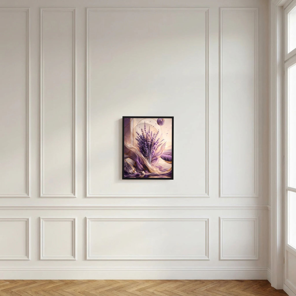 Wandposter mit Lavendelstrauß im schwarzen Rahmen an weißer Wand