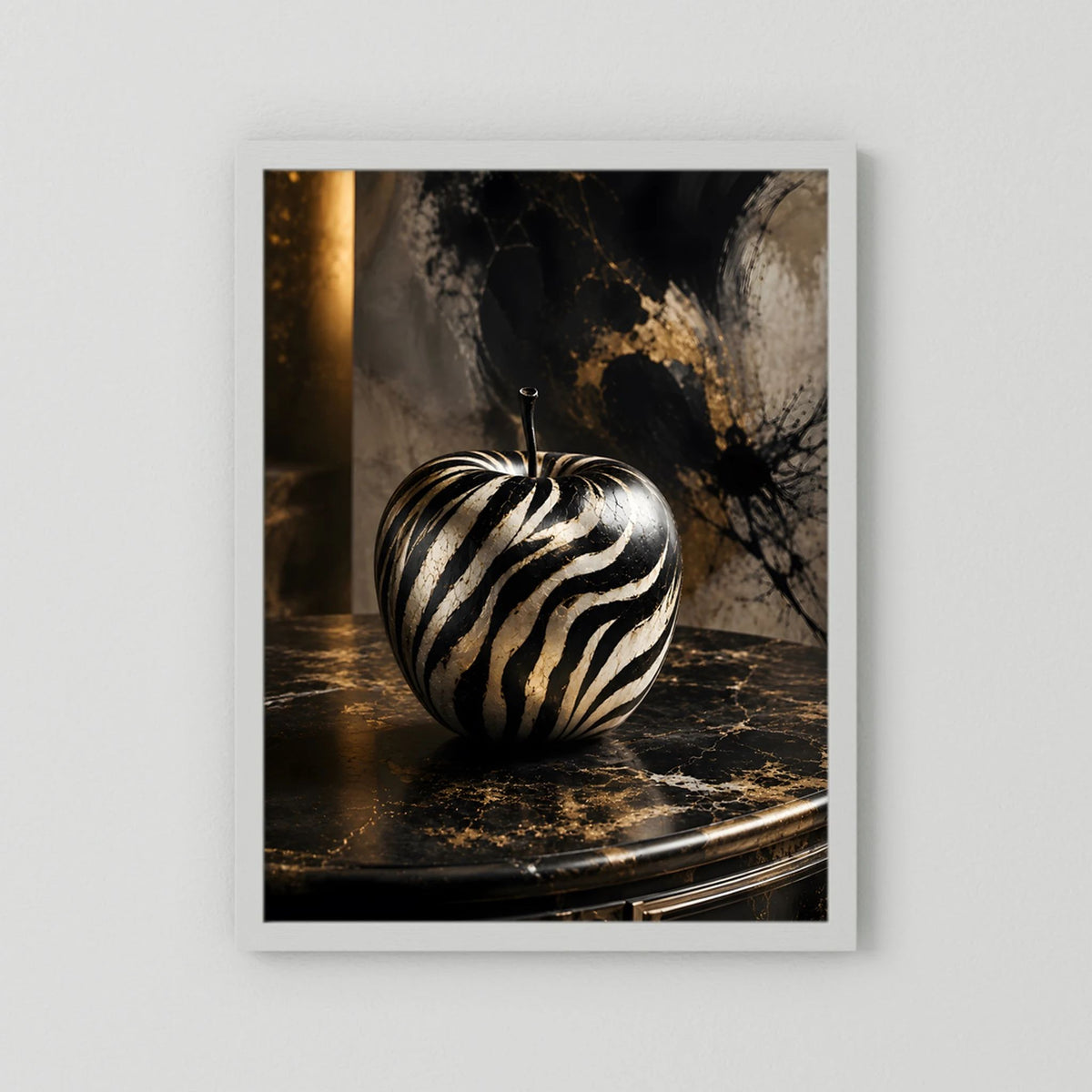 Kunstposter in weißem Rahmen mit zebra-gestreiftem Apfel auf dunkler Fläche