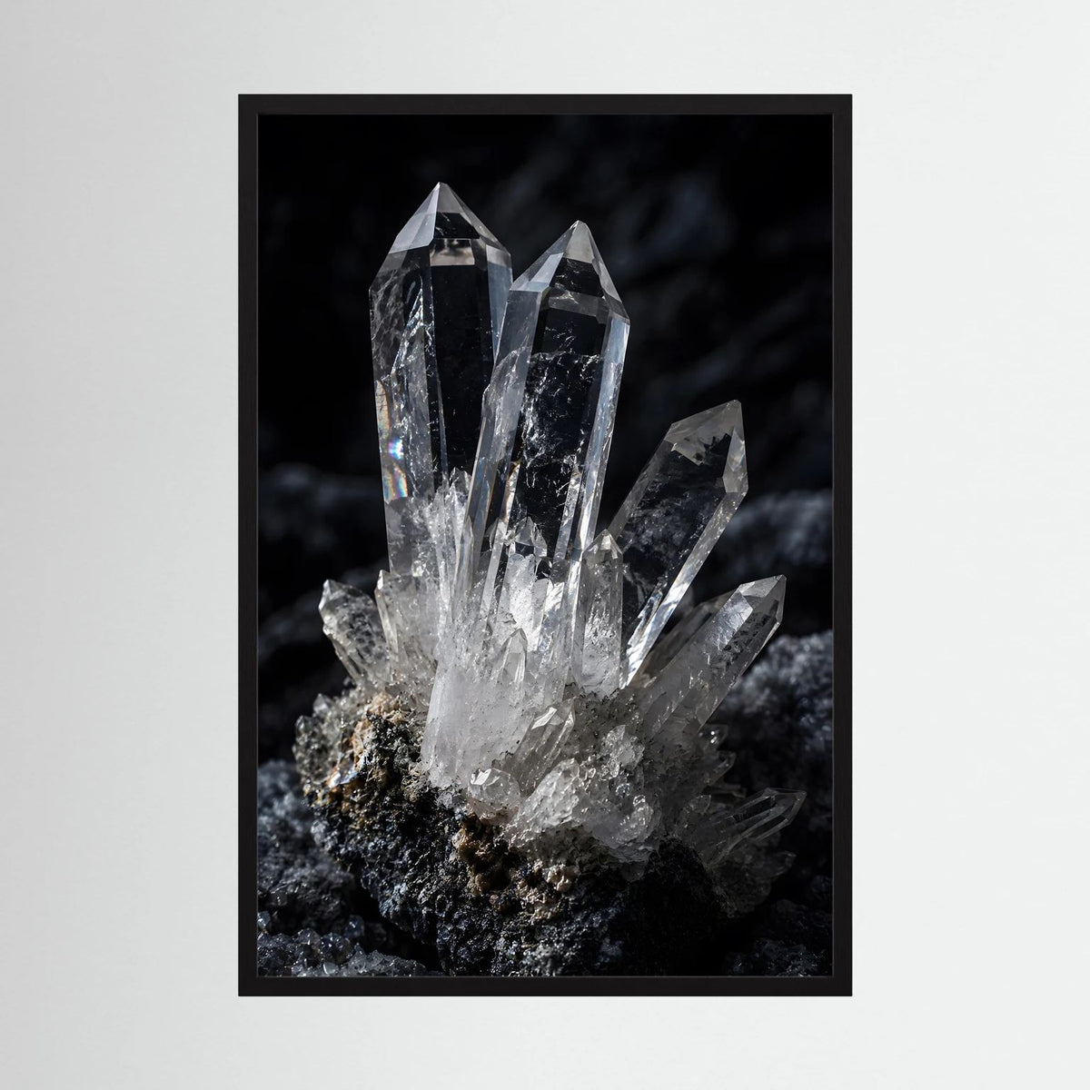 Mineralien-Wandbild im schwarzen Rahmen mit klarem Quarzkristall auf dunklem Gestein